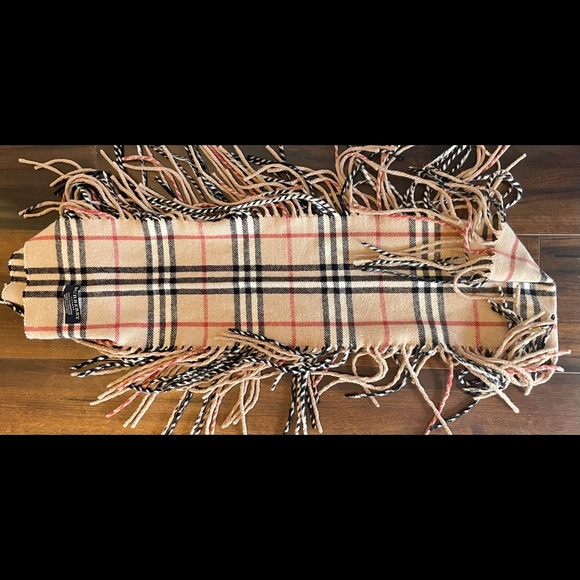✅sold ✅ Burberry fringed cashmere scarf - Picture 5 of 7